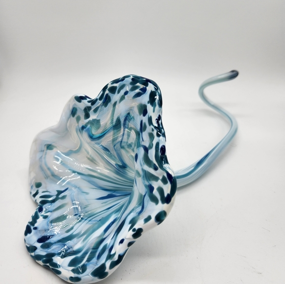 Handblown artglass flower color infused blue white - Picture 2 of 9